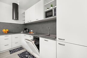 Sunny Apartment With Parking by Renters