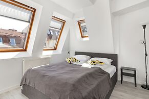 Sunny Apartment With Parking by Renters