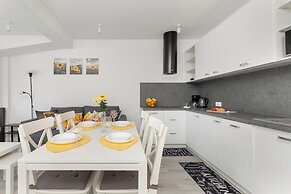 Sunny Apartment With Parking by Renters