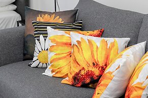 Sunny Apartment With Parking by Renters