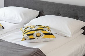 Sunny Apartment With Parking by Renters