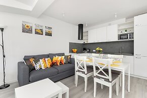 Sunny Apartment With Parking by Renters