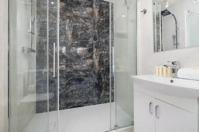 Sunny Apartment With Parking by Renters