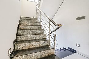 Fabhotel The Regal Inn