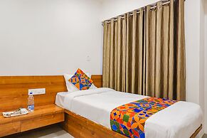 Fabhotel Royal Palace Inn