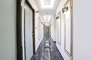 Fabhotel Luxurious Inn
