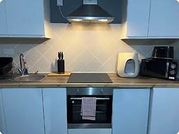 One Bed Apartment - Amazing Town Centre Location