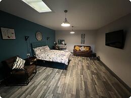 One Bed Apartment - Amazing Town Centre Location