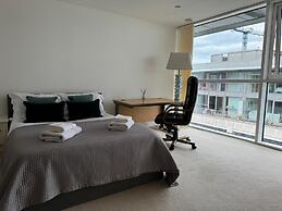 Royal Docks Luxury 3 Bedroom Apartment