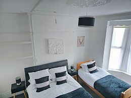 PRIVATE ROOMs In TOWN CENTRE FREE PARKING WIFI AND PATIO WITH AA STAY