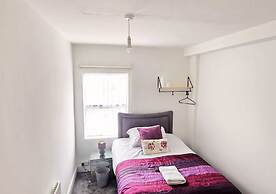PRIVATE ROOMs In TOWN CENTRE FREE PARKING WIFI AND PATIO WITH AA STAY