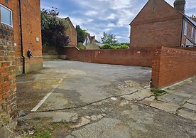 PRIVATE ROOMs In TOWN CENTRE FREE PARKING WIFI AND PATIO WITH AA STAY