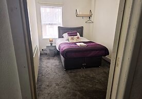 PRIVATE ROOMs In TOWN CENTRE FREE PARKING WIFI AND PATIO WITH AA STAY