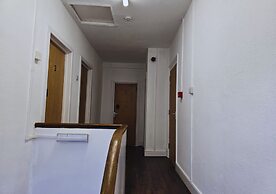 PRIVATE ROOMs In TOWN CENTRE FREE PARKING WIFI AND PATIO WITH AA STAY