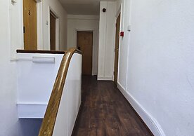 PRIVATE ROOMs In TOWN CENTRE FREE PARKING WIFI AND PATIO WITH AA STAY