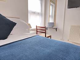 PRIVATE ROOMs In TOWN CENTRE FREE PARKING WIFI AND PATIO WITH AA STAY