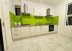 PRIVATE ROOMs In TOWN CENTRE FREE PARKING WIFI AND PATIO WITH AA STAY