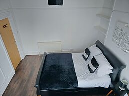 PRIVATE ROOMs In TOWN CENTRE FREE PARKING WIFI AND PATIO WITH AA STAY