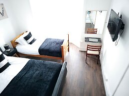 PRIVATE ROOMs In TOWN CENTRE FREE PARKING WIFI AND PATIO WITH AA STAY