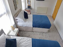 PRIVATE ROOMs In TOWN CENTRE FREE PARKING WIFI AND PATIO WITH AA STAY