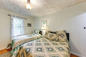 Unique & Artsy Cabin w/ Mountain Views!