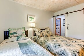 Unique & Artsy Cabin w/ Mountain Views!