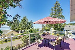 Walk to Water: Camano Home w/ Ocean-view Deck