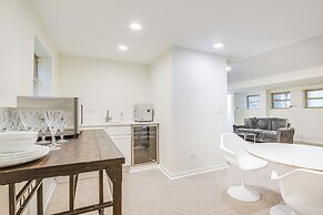 Walk to Lake Michigan: Chicago Apt w/ Deck