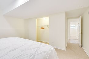 Walk to Lake Michigan: Chicago Apt w/ Deck