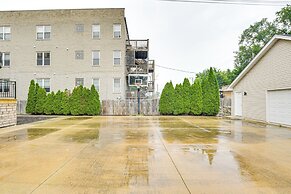 Walk to Lake Michigan: Chicago Apt w/ Deck