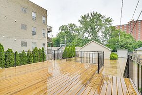Walk to Lake Michigan: Chicago Apt w/ Deck
