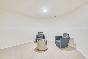 Walk to Lake Michigan: Chicago Apt w/ Deck