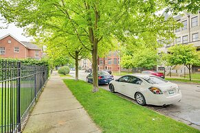 Walk to Lake Michigan: Chicago Apt w/ Deck