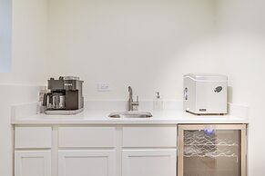 Walk to Lake Michigan: Chicago Apt w/ Deck