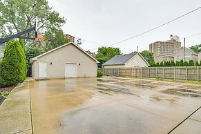 Walk to Lake Michigan: Chicago Apt w/ Deck
