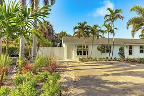 Vibrant North Palm Beach Home ~ 2 Mi to Beach!