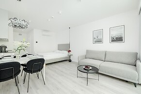 Air-conditioned Studio for 4 by Renters