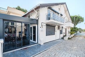 Villa With Terrace Right by the Sea in Urla