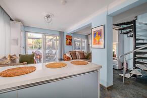 Villa With Terrace Right by the Sea in Urla