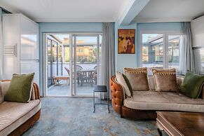 Villa With Terrace Right by the Sea in Urla