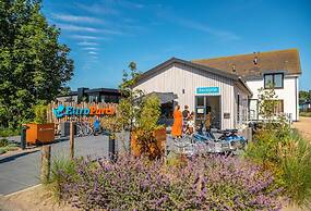 Chalet on a Holiday Park 3.5 km From the Beach