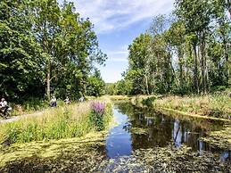 Chalet in a Holiday Park, 18 km. From Rotterdam