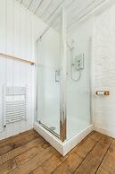 Cozy Studio at Crackstone Barns in Minchinhampton