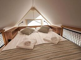 Tent Lodge With Bathroom and Airco, Near a Lake