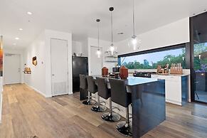 2BR Designer Condo East Downtown Austin