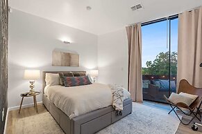 2BR Designer Condo East Downtown Austin
