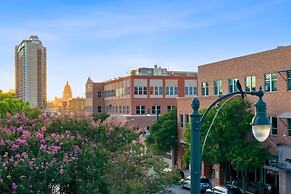 2BR Designer Condo East Downtown Austin
