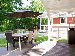 Beautiful Lodge With Dishwasher, Located on a Holiday Park in Brabant