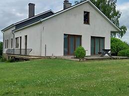 Welcoming Holiday Home With Large Garden