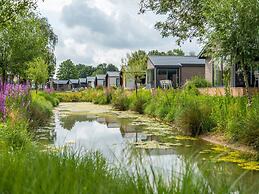 Tidy Chalet With Combi Microwave, Near the Maas